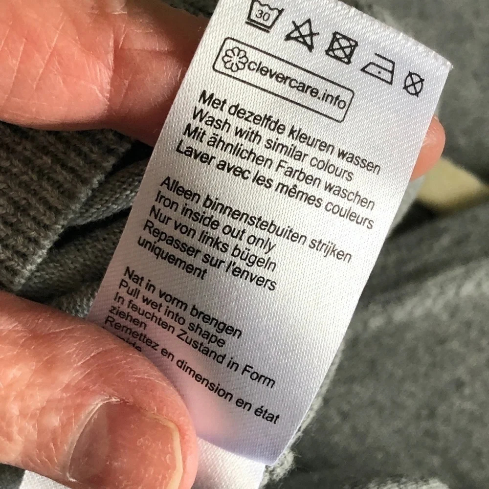 WE Fashions Netherland Dove Gray V Neck Sweater Men's size M NEW
